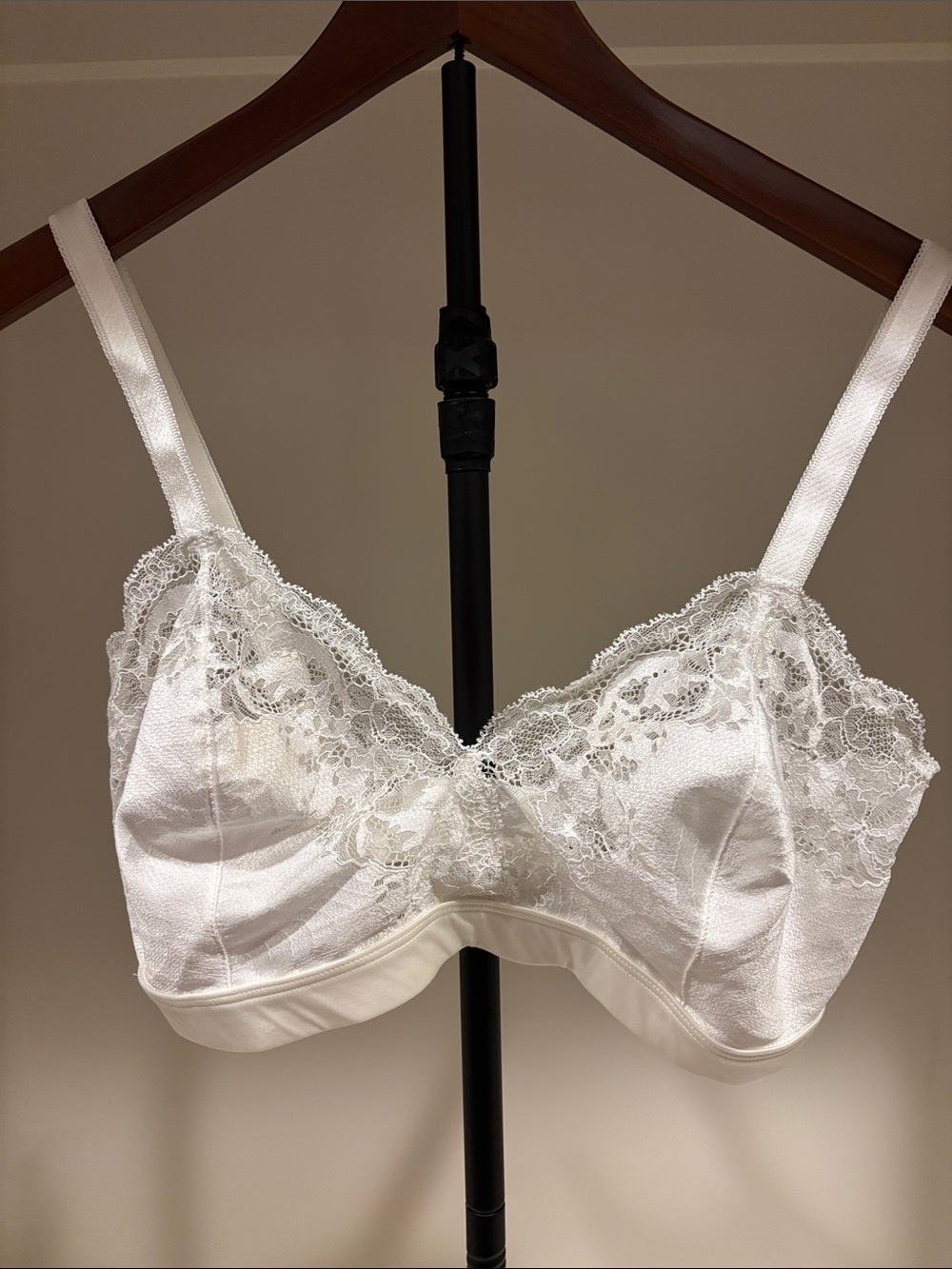 Wacoal White Lace unlined Bra with Sheer Floral lace detail